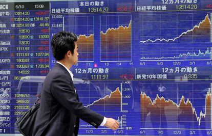 Un viandante, ante los carteles con la cotización del Nikkei.