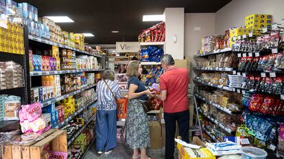 Unos turistas holandeses hacen la compra en un supermercado en La Carihuela, en la Costa del Sol.