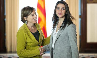 La presidenta del Parlament, Carme Forcadell (i) con la l&iacute;der de la oposici&oacute;n, In&eacute;s Arrimadas (d)