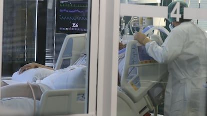 Una enfermera atiende este jueves a un paciente ingresado por covid en el hospital Insular Materno Infantil de Las Palmas de Gran Canaria.