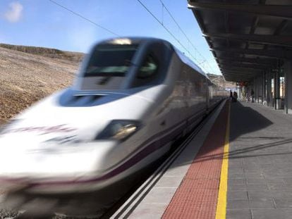 Un tren de alta velocidad (AVE) a su paso por la estaci&oacute;n de Cuenca.