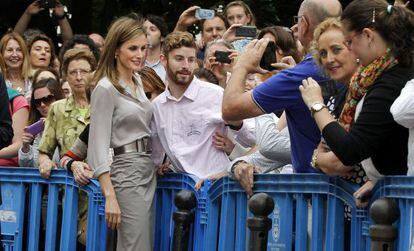 La reina Letizia se deja fotografiar en las calles de Oviedo durante una visita oficial.