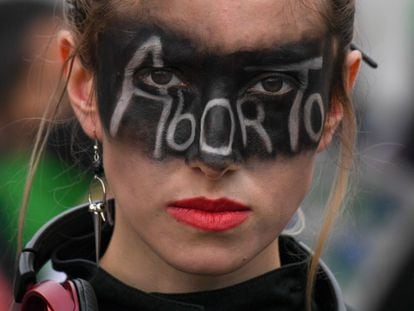 Una manifestante con la palabra 'aborto' pintada en la cara, durante las protestas en Bogotá, Colombia