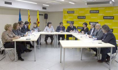 Imagen de la direcci&oacute;n de la Asamblea Nacional Catalana junto a miembros  de CDC y ERC.