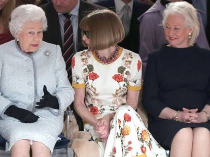 La reina Isabel junto a Anna Wintour y Angela Kelly, en la Semana de la Moda de Londres, en febrero de 2018.