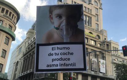 En la pancarta se lee "El humo de tu coche produce asma infantil".