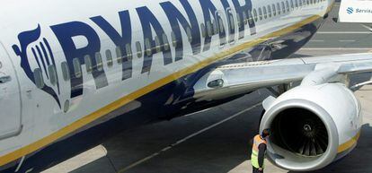 Detalle de un avi&oacute;n de la aerol&iacute;nea Ryanair.