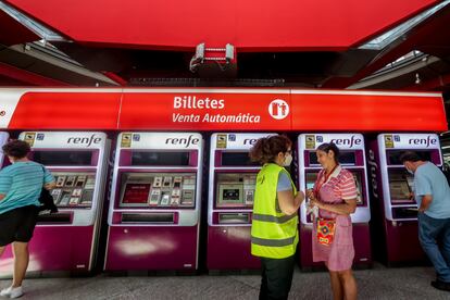 Máquinas expendedoras de billetes en la estación de Madrid-Atocha, este viernes.