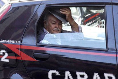 Uno de los detenidos en la operación contra la <b>'Ndrangheta</b>, ayer en un coche policial en Reggio Calabria.
