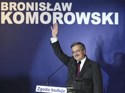 El candidato de Plataforma Cívica, Bronislaw Komorowski, saluda a sus seguidores en la sede del partido en Varsovia tras conocerse su ventaja en los sondeos.