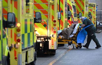 Un enfermero traslada a un paciente en Londres. Las autoridades sanitarias del Reino Unido han constatado este miércoles 1.041 fallecidos debido a la covid-19, la cifra más alta desde abril, mientras que ha enlazado otro récord de nuevos contagios de la enfermedad, más de 62.300.