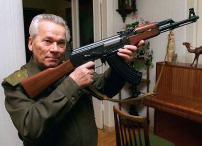 Mijaíl Kaláshnikov, inventor del fusil de asalto AK-47, en 1997.