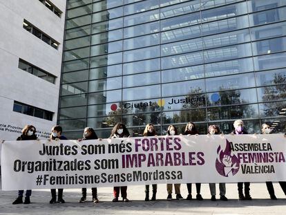 Un grupo de activistas de la Assemblea Feminista de València ante los juzgados donde se llevan a cabo los juicios por los piquetes informativos de las huelgas del 8M en Valencia los años 2018 y 2019.