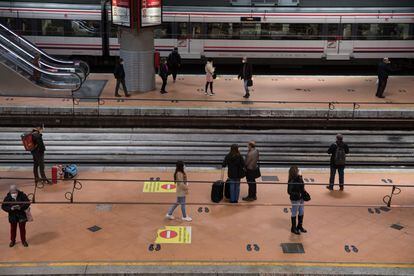 Viajeros en la estación de Cercanías de Atocha, el pasado martes. 