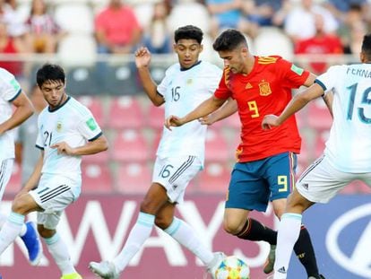 Escobar rodeado de defensores argentinos