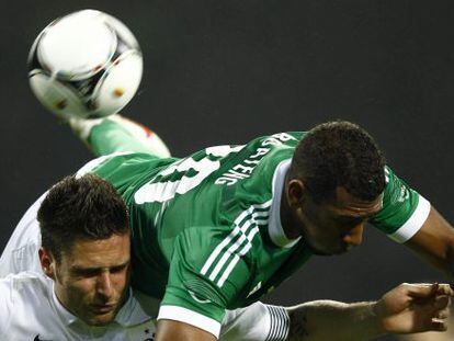 Giroud y Boateng pelean por un bal&oacute;n a&eacute;reo.