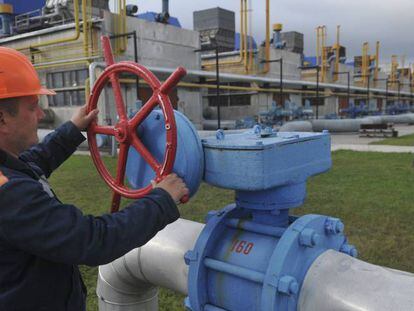 Trabajador en una instalación gasista ucraniana, en una imagen de archivo. 