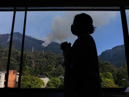 Gabriela París, médica del hospital San Ignacio, frente al cerro en llamas, este jueves.