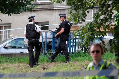 Dos policías mantienen acordonada la zona donde seis personas murieron apuñaladas en la isla de Jersey, en el Reino Unido.