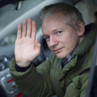Julian Assange saluda desde un coche, ayer a su llegada a su lugar de residencia en Norfolk.