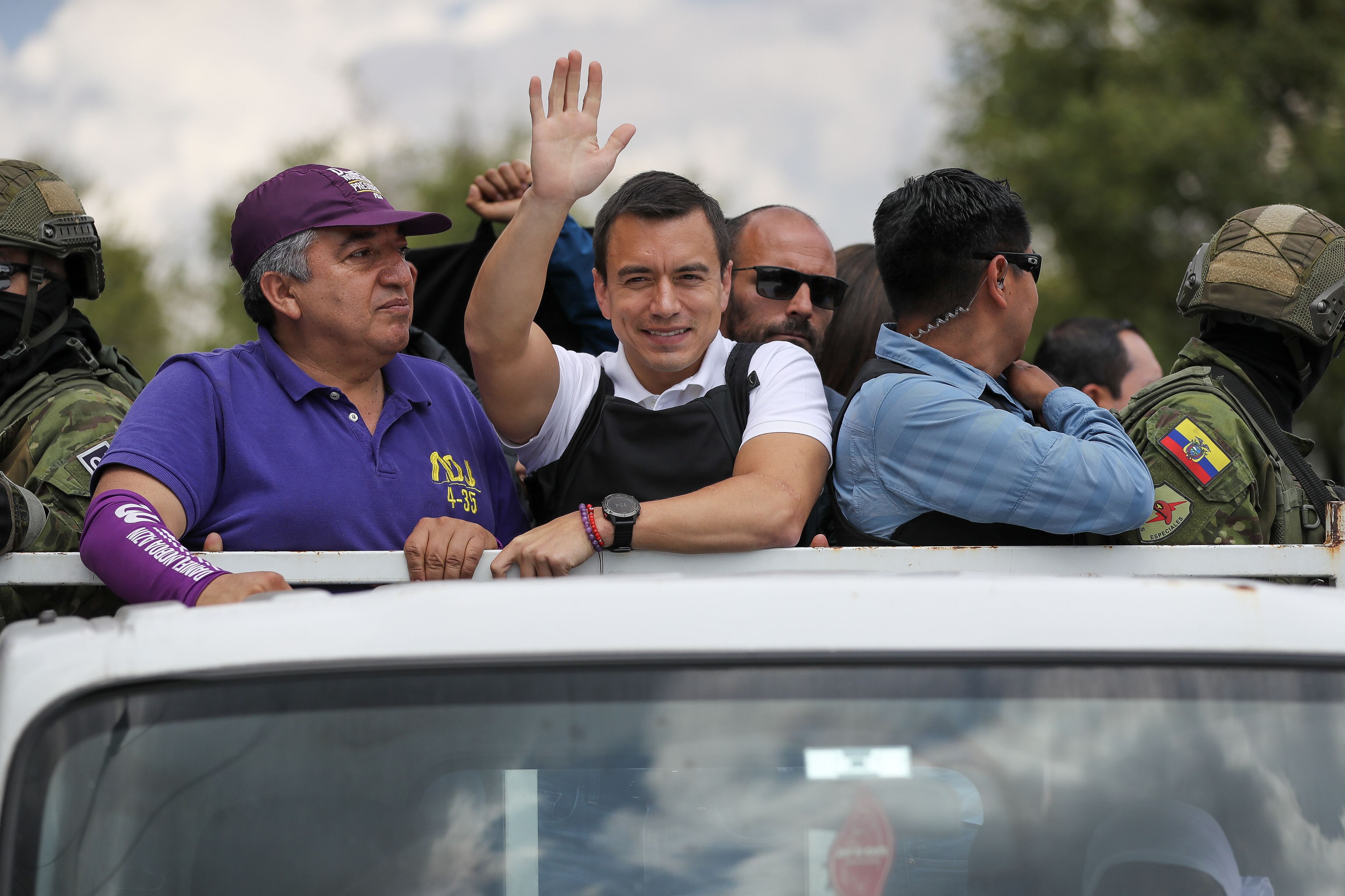 Daniel Noboa recorre las calles de la capital ecuatoriana para el cierre de campaña electoral.
