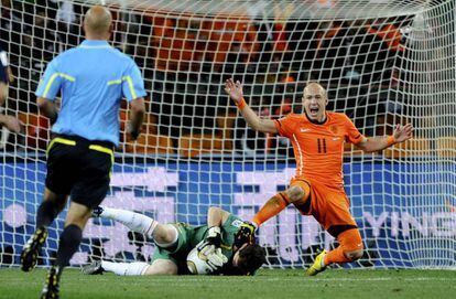 Casillas ataja un bal&oacute;n ante Robben en la final de 2010.