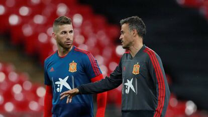 Sergio Ramos y Luis Enrique, con la selección.