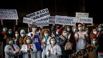 11 December 2020, Spain, Madrid: Healthcare workers hold placards as they take part in a protest against the forced transfer to the pandemic hospital Isabel Zendal. Photo: -/DAX via ZUMA Wire/dpa
11/12/2020 ONLY FOR USE IN SPAIN