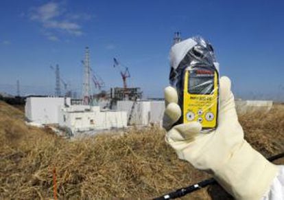 Un t&eacute;cnico mide la radiaci&oacute;n en Fukushima.