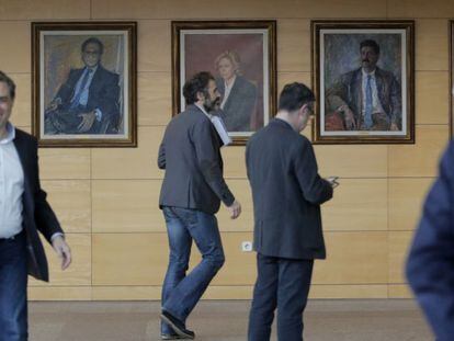 A la izquerda, el retrato de Ramón Espinar en la Asamblea de Madrid.