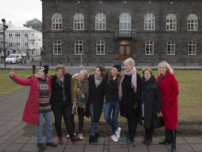 De izquierda a derecha, la rapera Duridur B. Johansdottir, la líder feminista Brynhildur H. Ómarsdóttir, la educadora Margrét Pñ Ólafsdóttir, la diputada Rósa B. Brynjólfsdóttir, la rapera Ragnhildur Jonasdottir, la profesora Hanna B. Vilhjálmsdóttir, la exdiputada y especialista Kristín Ástgeirsdóttir y la concejal Heida B. Hilmisdóttir, ante el Parlamento de Islandia.