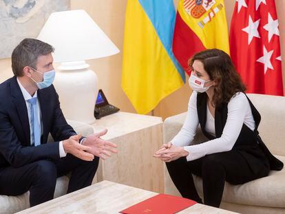 La presidenta de Madrid, Isabel Díaz Ayuso, charlaba el lunes con el ministro consejero y encargado de Negocios de la Embajada de Ucrania en España, Dmytro Matiuschenko, en la Real Casa de Correos.