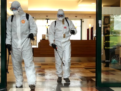 Miembros de la UME desinfectan en marzo la residencia de mayores Amavir Usera, en Madrid capital.