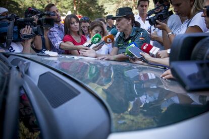 Una agente informa a la prensa sobre el dispositivo de búsqueda, este martes.