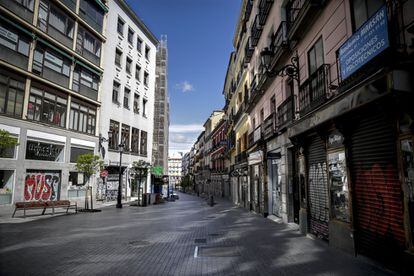 Vista de la calle Preciados de Madrid vacía por el estado de alarma, este jueves.