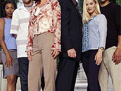 El equipo de <i>CSI: Miami,</i> con David Caruso (tercero por la derecha) al frente.