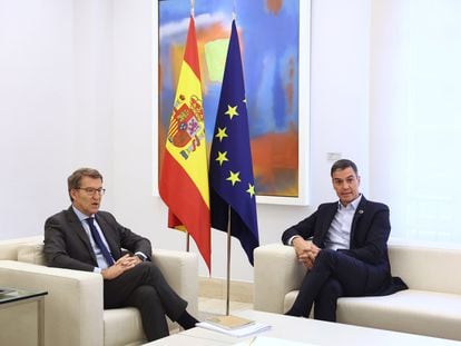 El presidente del PP, Alberto Núñez Feijóo, y el presidente del Gobierno, Pedro Sánchez, este lunes en La Moncloa.