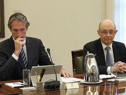 Los ministros de Fomento y Hacienda, Íñigo de la Serna y Cristóbal Montoro, respectivamente.