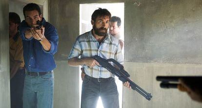 Los actores Mario Casas y Antonio de la Torre, en un fotograma de 'Grupo 7'.