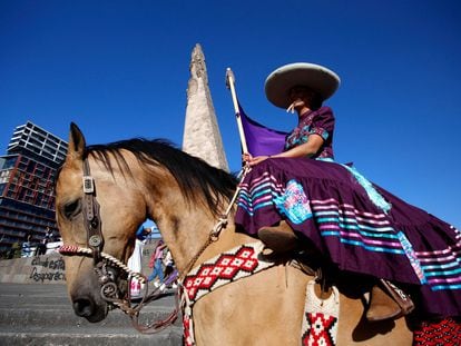 Una jinete participa en una manifestación para conmemorar el Día Internacional de la Mujer en Guadalajara, México, el 8 de marzo de 2022.