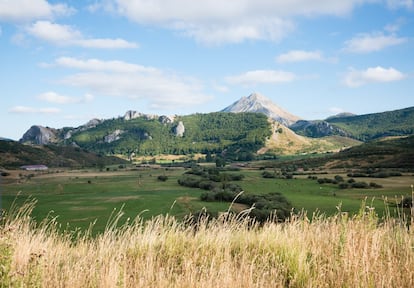 Puebla de Lillo se encuentra en los alrededores del puerto de San Isidro, paso de montaña que une las provincias de León y Asturias, y donde la temperatura media en verano no supera los 12,5 grados. Es un pueblo de origen medieval que forma parte del parque regional de Picos de Europa (en la imagen). Su torreón, actual Casa del Parque, ayuda a interpretar el paisaje y su relación con el hombre. Entre esta localidad y el puerto de las Señales, muy cerca del límite con el parque natural de Redes, se alza el Pinar de Lillo, uno de los escasísimos pinares autóctonos de la Península.