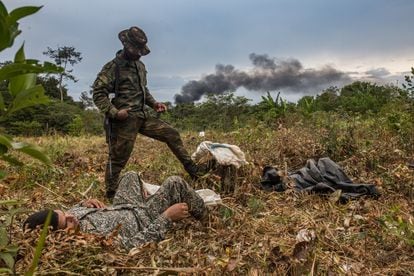 Soldados descansan después de destruir un laboratorio de droga en la selva de Colombia.