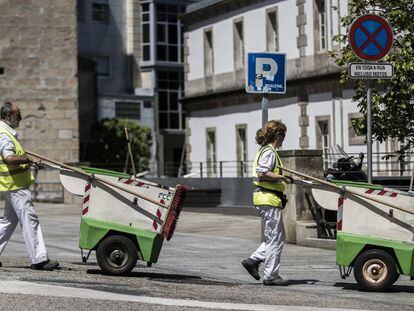 Operarios del servicio municiapal de limpieza en Vigo.