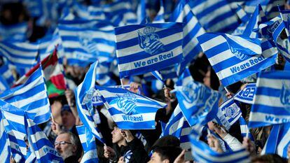 Los seguidores de la Real Sociedad, con banderas del equipo, durante la vuelta de octavos de la Champions League frente al PSG, en el Real Arena, el pasado 5 de marzo.