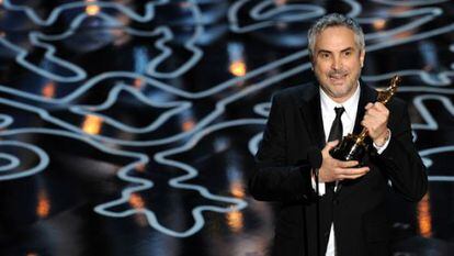 Alfonso Cuarón recoge uno de los dos 'oscars' por 'Gravity' en la gala de los Oscar de 2014.