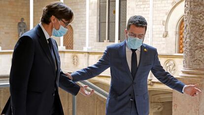 El presidente de la Generalitat, Pere Aragonès (i), junto al jefe de la oposición en Cataluña, Salvador Illa (d), el pasado miércoles en Barcelona.