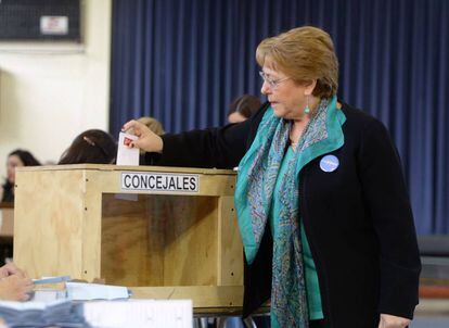 La presidenta Bachelet emite su voto en Santiago de Chile. 
