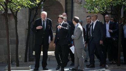 El expresidente Carles Puigdemont en una imagen de archivo con parlamentarios invitados por Diplocat para asistir al 1-O. En el vídeo, el ministro de Exteriores, Alfonso Dastis.