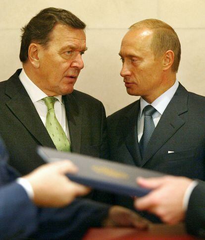Putin habla con Schroeder, en 2003.