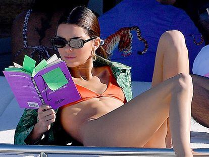 Kendall Jenner leyendo 'Tonight I’m Someone Else' de la autora Chelsea Hodson.